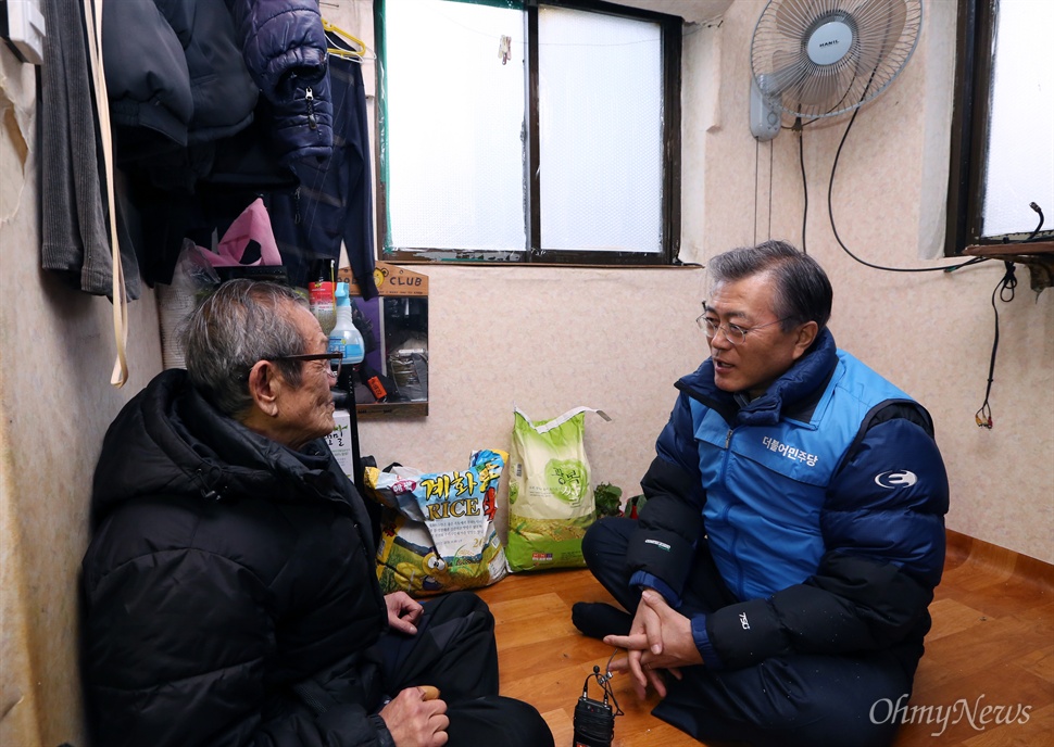 쪽방촌 주민 애로사항 듣는 문재인 문재인 더불어민주당(구 새정치민주연합) 대표가 30일 오후 서울 용산구 동자동 쪽방촌을 찾아 쪽방촌 주민들의 '겨울나기' 애로사항을 듣고 있다. 