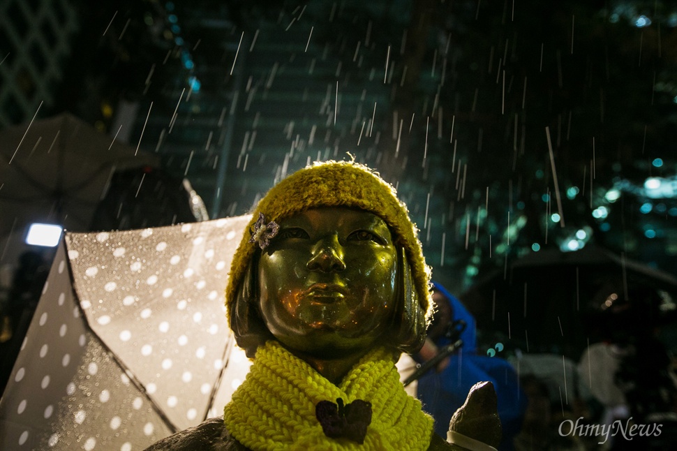 30일 오후 서울 종로구 일본대사관 앞 평화의 소녀상 위로 비가 내리고 있다. 