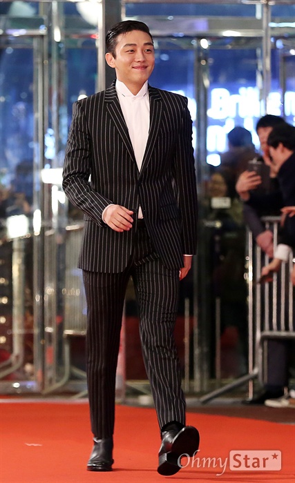 유아인, 팬심심쿵 만드는 걸음 배우 유아인이 31일 오후 서울 삼성동 코엑스에서 열린 < 2015 SBS 연기대상 > 레드카펫에서 입장하고 있다.
