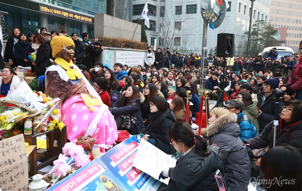 "한일협상 폐기" 제1차 토요시위 시작 일본군위안부 한일협상 무효와 소녀상(평화비)을 지키기 위한 제1차 토요시위가 2일 오후 서울 종로구 일본대사관앞에서 대학생과 시민들이 참여한 가운데 열렸다. 이날 집회에는 일본군위안부 피해자인 김복동 할머니도 참석해 학생들을 격려하며 끝까지 함께 싸울 것을 다짐했다.