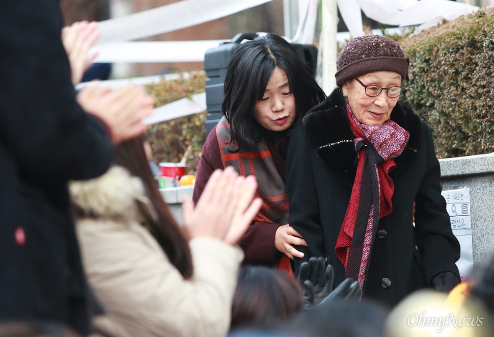 박수받으며 입장하는 김복동 할머니 일본군위안부 한일협상 무효와 소녀상(평화비)을 지키기 위한 제1차 토요시위가 2일 오후 서울 종로구 일본대사관앞에서 대학생과 시민들이 참여한 가운데 열렸다. 이날 집회에는 일본군위안부 피해자인 김복동 할머니도 참석해 학생들을 격려하며 끝까지 함께 싸울 것을 다짐했다.