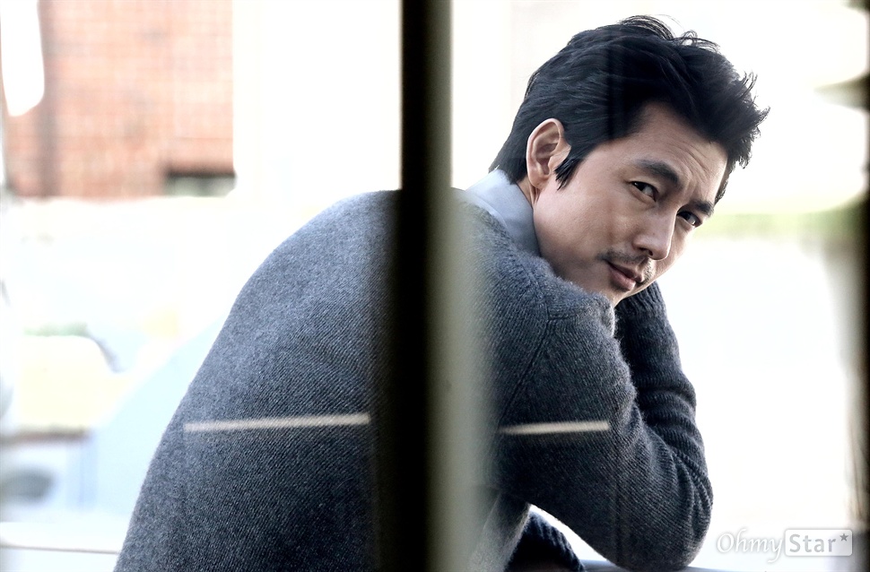  영화 <나를 잊지 말아요>의 배우 정우성이 4일 오후 서울 팔판동의 한 카페에서 포즈를 취하고 있다.