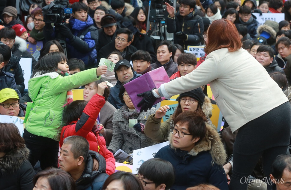 위안부 할머니를 위한 재단설립 모금에 동참하는 시민들 6일 정오 서울 종로구 일본대사관 앞에서 열린 '일본군위안부 문제 해결을 위한 1212차 수요집회'에 참석한 시민들이 피해 할머니들을 위한 재단설립 모금에 동참하고 있다.
이날 열린 1212차 수요집회는 지난 1992년 1월 8일 첫 집회 시작으로 24주년되는 날이며, 지난달 한일 외교장관회담 합의를 규탄하기 위해 전 세계 13개국 41개 지역에서 동시다발로 진행됐다.    
이들은 "피해 당사자인 위안부 할머니들을 배제하고 의견이 묵살된 이번 합의는 절차적 정당성이 결여됐다"며 "박근혜 정부는 부당하고 굴욕적인 한일 협상에 대해 국민과 위안부 피해 할머니들에게 사과하고 재협상에 나설 것"을 촉구했다.