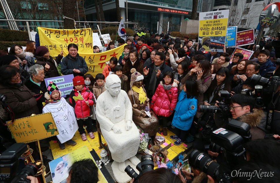  6일 오후 종로구 일본대사관앞에서 일본군위안부 문제 해결을 위한 1212번째 수요시위가 열린 가운데 소녀상(평화비)옆에 일본군위안부 문제를 최초로 증언한 고 김학순 할머니 동상이 놓여 있다.