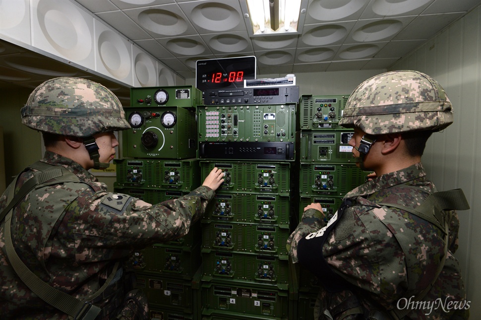 이애란 노래 '백세시대' 포함 대북확성기 방송 재개 군 당국이 북한의 4차 핵실험에 대응하기 위해 지난 해 '8.25 합의' 이후 5개월간 중단했던 대북확성기 방송을 8일 정오에 전면재개한 가운데 경기 중부전선 대북확성기 방송실에서 육군 장병들이 방송 기계를 작동시키고 있다. 이번 대북확성기 방송은 남한의 발전상과 북한의 실상, 김정은 체제에 대한 비판 메시지를 담았으며, 최근 화제가 된 가수 이애란의 '백세인생'도 포함되었다. 최전방 부대 11곳에 설치 된 확성기는 출력을 최대로 높일 시 야간에 약 24km, 주간에는 10여㎞ 떨어진 곳에서도 방송 내용을 정확하게 들을 수 있다.