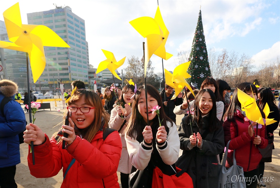 거리로 나온 학생들 "한일합의 무효" 학생들이 9일 오후 서울 중구 서울시청광장에서 열린 일본군 위안부 한일합의 무효선언 국민대회에 참석해 지난달 말 타결한 한일 위안부 문제 협상 폐기와 평화의 소녀상 이전 반대를 요구하고 있다.
