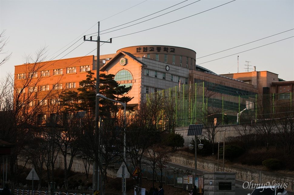  10일 오후 경기도 안산 단원고에서 세월호침몰사고로 희생된 단원고 학생들의 ‘겨울방학식’이 4시 16분에 열렸다. 방학식에는 유가족과 뜻을 함께하는 시민들이 참여해 희생 학생들 출석을 대신해 대답을 했다. 