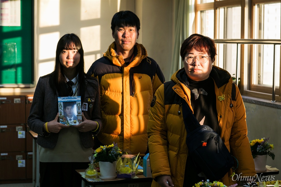  10일 오후 경기도 안산 단원고에서 열린 세월호침몰사고로 희생된 단원고 학생들을 위한 ‘겨울방학식’에 참석한 고 김동혁군의 가족들.