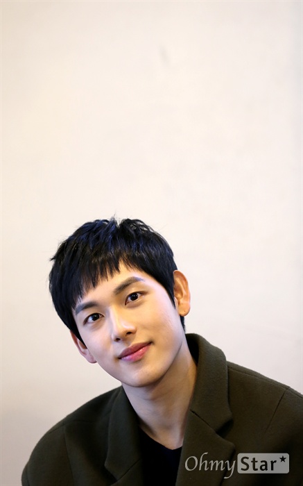  영화 <오빠생각>에서 한상렬 역의 배우 임시완이 12일 오후 서울 팔판동의 한 카페에서 포즈를 취하고 있다.