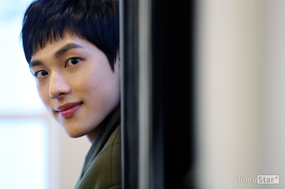  영화 <오빠생각>에서 한상렬 역의 배우 임시완이 12일 오후 서울 팔판동의 한 카페에서 포즈를 취하고 있다.