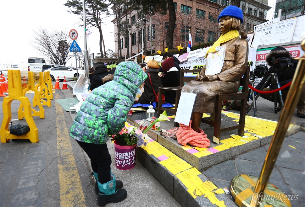 소녀상 찾은 어린이 '누나 안녕히 계세요' 15일 오후 서울 종로구 일본대사관 앞 평화의 소녀상에 어린이들이 방문해 소녀상의 의미에 대해 설명을 듣고 함께 사진을 찍고 있다. 