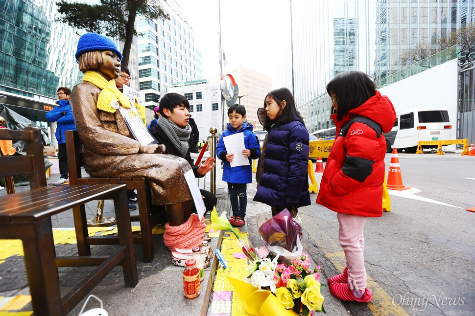 '얘들아 소녀상은 말이지...'  15일 오후 서울 종로구 일본대사관 앞 평화의 소녀상에 어린이들이 방문해 소녀상의 의미에 대해 설명을 듣고 함께 사진을 찍고 있다. 