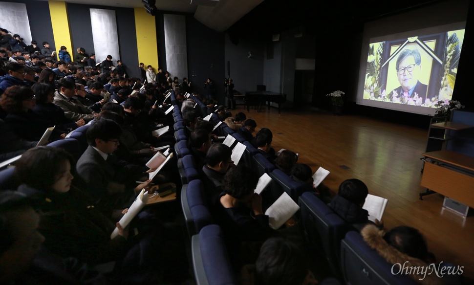 고 신영복 교수 영결식 '수많은 추모객으로 영상 중계'  고 신영복 성공회대학교 석좌교수 영결식이 엄수된 18일 오전 서울 구로구 성공회대에서 수많은 추모객들로 인해 영결식장에 참석 못한 추모객들이 피츠버그홀에서 중계되는 영상을 지켜보며 고인의 넋을 기리고 있다. 