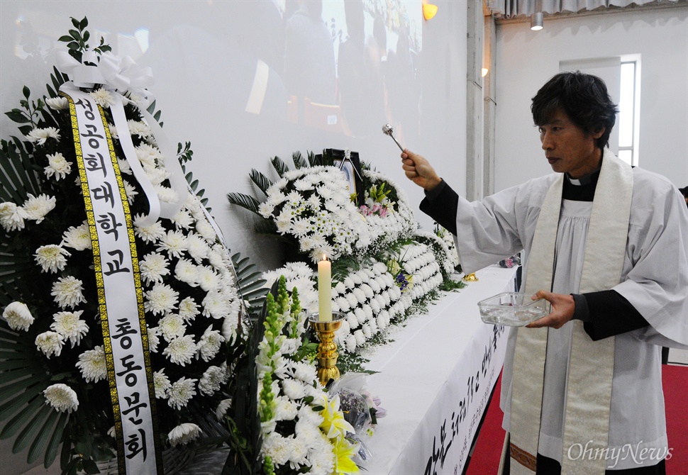 고 신영복 교수 영결식 18일 오전 서울 구로구 성공회대학교 성미카엘성당에서 고 신영복 성공회대 석좌교수의 영결식이 엄수되고 있다.