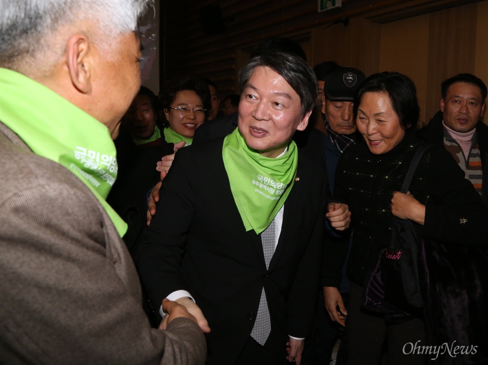 광주 방문한 안철수 21일 오후 광주 김대중컨벤션센터에서 열린 국민의당(가칭) 광주시당 창당대회에서 국민의당 안철수 인재영입위원장이 지지자들과 인사하고 있다.