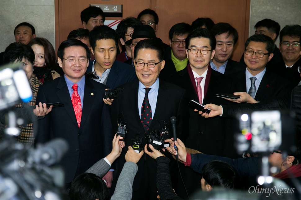  더불어민주당 탈당 기자회견을 마친 박지원 의원이 22일 오전 서울 국회에서 기자들의 질문에 답변하고 있다.