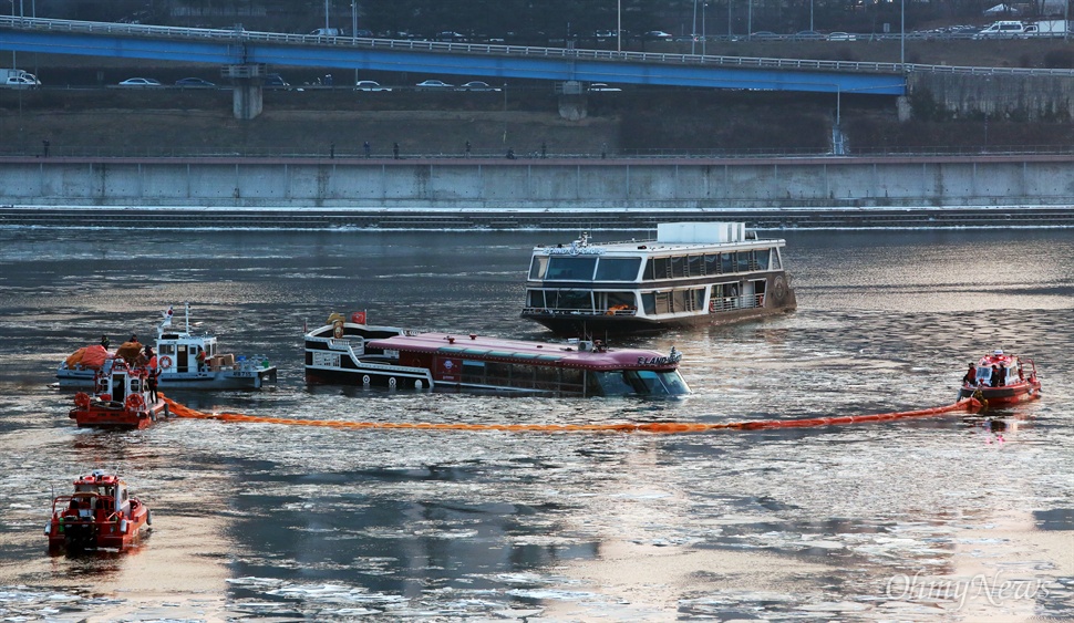 한강유람섬 침수 26일 오후 서울 영동대교 남단 부근에서 125톤 규모의 한강유람선 기관실이 침수되면서 배 일부가 물에 잠겼다. 유람선에 타고 있던 11명(승객 6명, 승무원 5명)은 구조대에 의해 전원 구조되었다.