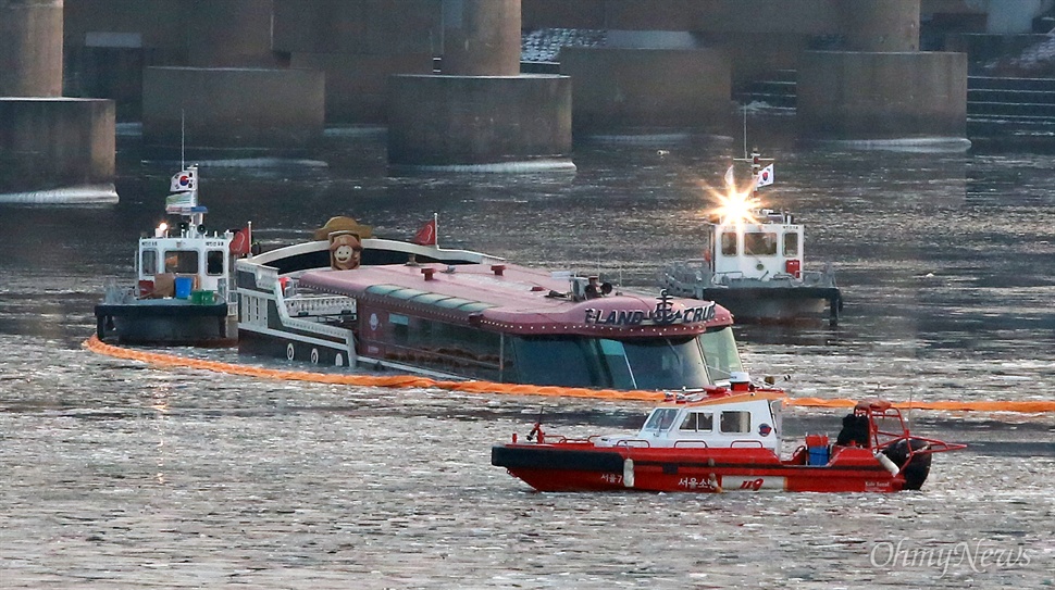 한강유람섬 침수 26일 오후 서울 영동대교 남단 부근에서 125톤 규모의 한강유람선 기관실이 침수되면서 배 일부가 물에 잠겼다. 유람선에 타고 있던 11명(승객 6명, 승무원 5명)은 구조대에 의해 전원 구조되었다.