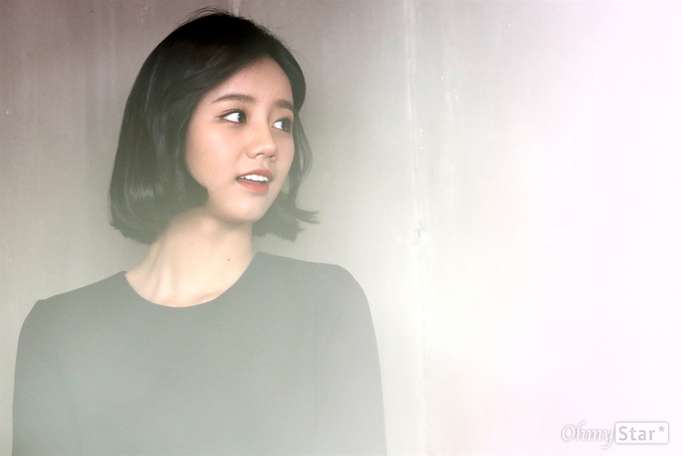  tvN 금토드라마 <응답하라 1988>에서 덕선 역의 배우 이혜리가 27일 오전 서울 성수동의 한 호텔에서 포즈를 취하고 있다.