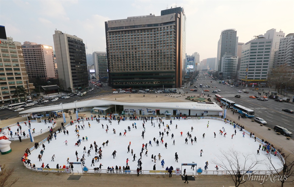  26일 오후 서울 중구 서울시청광장 스케이트장에서 학생과 시민들이 스케이트를 타며 즐거운 시간을 보내고 있다.