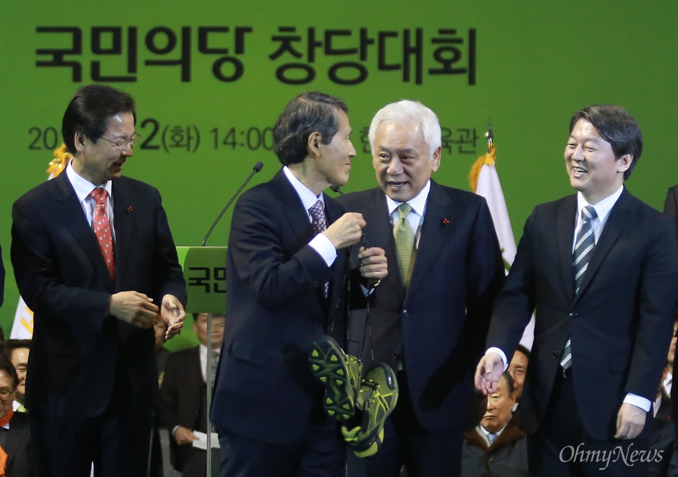 한상진, 안철수-천정배 신발 선물 '발바닥에 땀 나도록 뛰어달라' 2일 오후 대전 중구 한밭체육관에서 열린 국민의당 중앙당 창당대회에서 한상진 공동 창당준비위원장이 안철수, 천정배 공동대표에게 총선 승리에 최선을 다해 달라며 신발을 선물하고 있다.