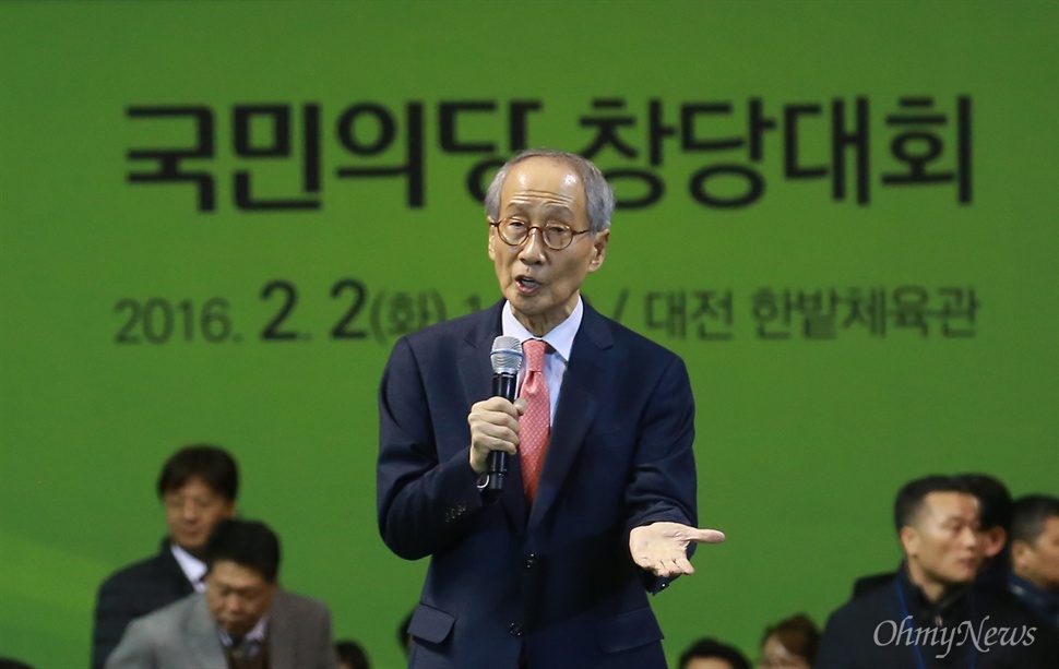 윤여준 "주권자인 우리 손으로 바꾸자" 2일 오후 대전 중구 한밭체육관에서 열린 국민의당 중앙당 창당대회에 윤여준 공동 창당준비위원장이 참석해 국민의당 창당 축하 인사말을 하고 있다.