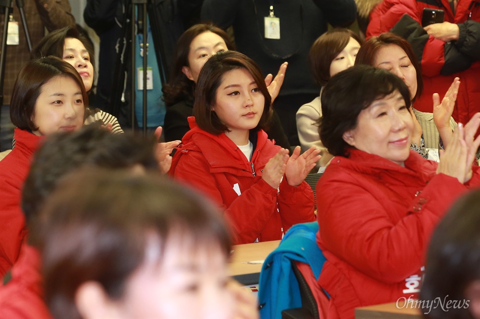 얼짱으로 화제가 된 조은비 예비후보 경기도 화성을에 출마 의사를 밝힌 조은비 새누리당 예비후보가 3일 오후 서울 여의도 국회 의원회관에서 열린 새누리당 20대 총선 여성 예비후보자 대회에 참석해 예비후보의 멘토로 나선 김희정 전 여성가족부 장관의 이야기를 경청한 뒤 박수를 치고 있다.