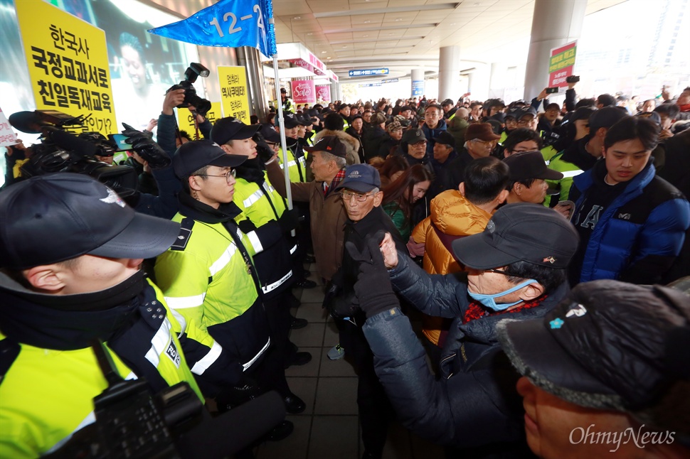 어버이연합 서울역 난동 보수단체인 대한민국어버이연합 회원 수십명이 5일 오전 설연휴 귀향객들을 대상으로 서울역에서 서명운동을 벌이던 세월호참사 유가족과 시민들, 민주노총 등 노동단체, 국정교과서 반대 시민단체 회원들을 향해 폭언과 폭력을 행사했다.