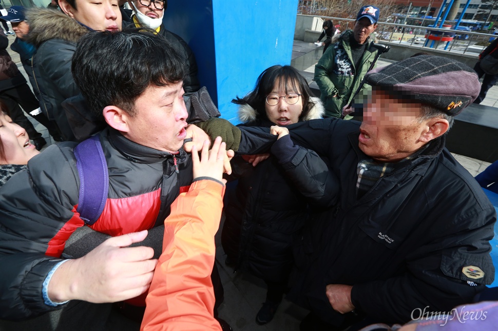 어버이연합 서울역 난동 보수단체인 대한민국어버이연합 회원 수십명이 5일 오전 설연휴 귀향객들을 대상으로 서울역에서 서명운동을 벌이던 세월호참사 유가족과 시민들, 민주노총 등 노동단체, 국정교과서 반대 시민단체 회원들을 향해 폭언과 폭력을 행사했다. 어버이연합 회원이 한 시민단체 회원의 멱살을 잡고 있다. 이 어버이연합 회원은 시민단체 회원에게 주먹을 여러차례 휘둘러 부상을 입혔다고 지목되어 경찰에 연행되었다.