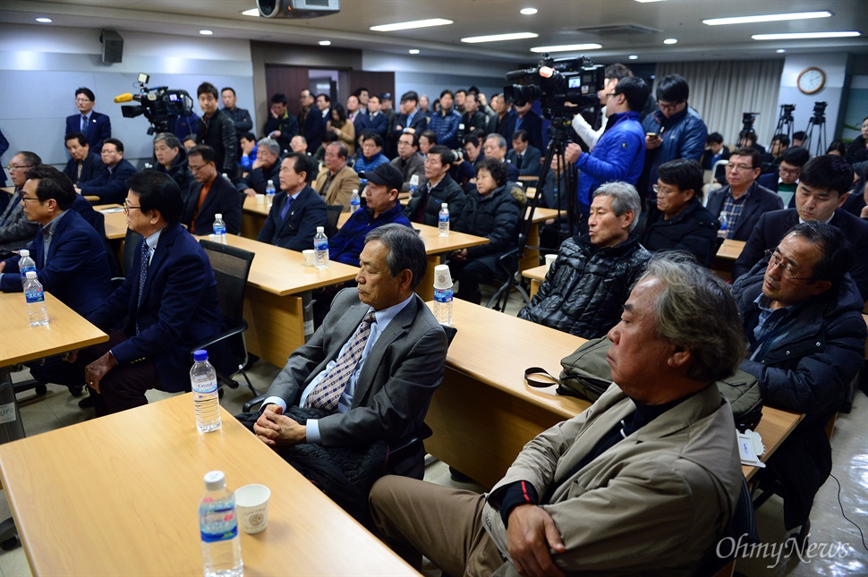 개성공단 입주업체 긴급이사회 정부가 '북한 장거리 로켓 발사'를 이유로 개성공단 운영을 전면 중단한다고 발표한지 하루가 지난 11일 오후 여의도 중소기업중앙회 중회의실에서 열린 개성공단기업협회 긴급 이사회에서 참석자들이 굳은 표정을 짓고 있다.