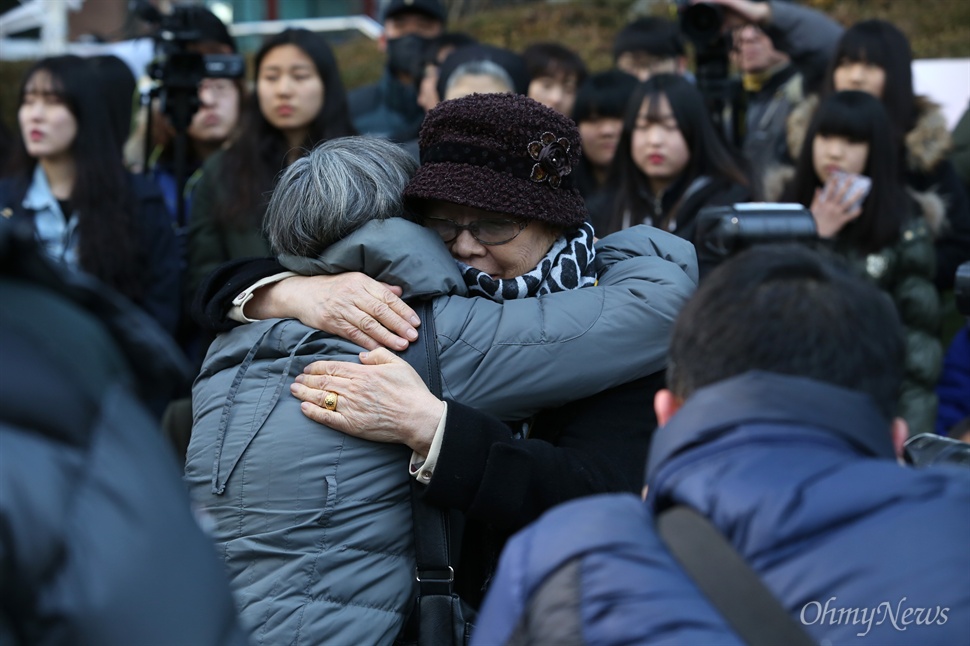 동아시아 역사 전문가인 테사 모리스 스즈키 호주국립대 교수와 일본군 위안부 피해자인 이용수 할머니가 17일 오후 서울 중화동 일본대사관앞에서 열린 '일본군 위안부 문제 해결을 위한 1218차 수요시위'에서 포옹하고 있다.