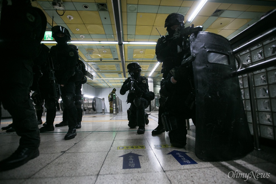  테러방지법을 저지하기 위해 국회에서 필리버스터가 진행 되고 있는 24일 오후 서울 서초구 남태령역 내에서 민관군경 테러대비 합동훈련이 실시 되고 있다.  