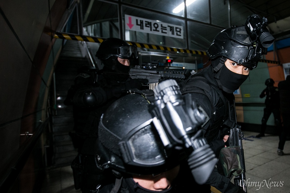  테러방지법을 저지하기 위해 국회에서 필리버스터가 진행 되고 있는 24일 오후 서울 서초구 남태령역 내에서 민관군경 테러대비 합동훈련이 실시 되고 있다.  