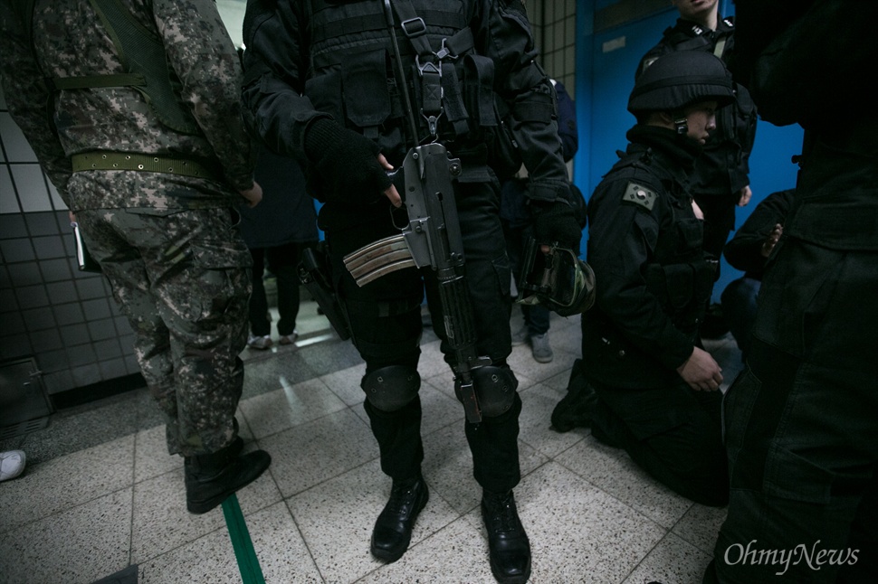 소총들고 서 있는 수방사 특공대원 테러방지법을 저지하기 위해 국회에서 필리버스터가 진행 되고 있는 24일 오후 서울 서초구 남태령역 내에서 민관군경 테러대비 합동훈련이 실시 되고 있다.  