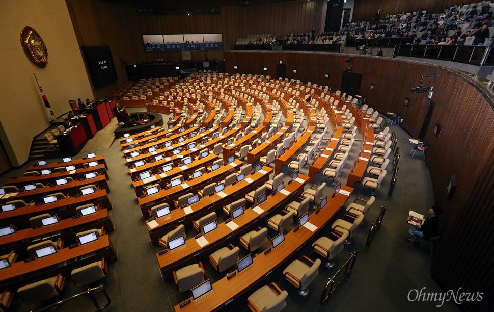 필리버스터 91시간 돌파...방청석 '북적' 27일 오후2시 현재 국회 본회의장에서 테러방지법 처리를 막기 위한 야당의 무제한 토론(필리버스터)이 91시간을 돌파한 가운데, 휴일을 맞은 시민들이 방청석을 가득 채우고 있다. 반면 아래 의원석은 거의 비어 대조를 이루고 있다. 