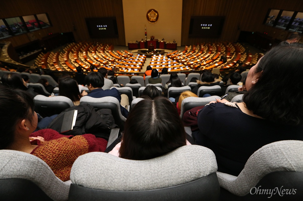 필리버스터 91시간 돌파...방청석 '북적' 27일 오후2시 현재 국회 본회의장에서 테러방지법 처리를 막기 위한 야당의 무제한 토론(필리버스터)이 91시간을 돌파한 가운데, 휴일을 맞은 시민들이 방청석을 가득 채우고 있다. 반면 아래 의원석은 거의 비어 대조를 이루고 있다. 