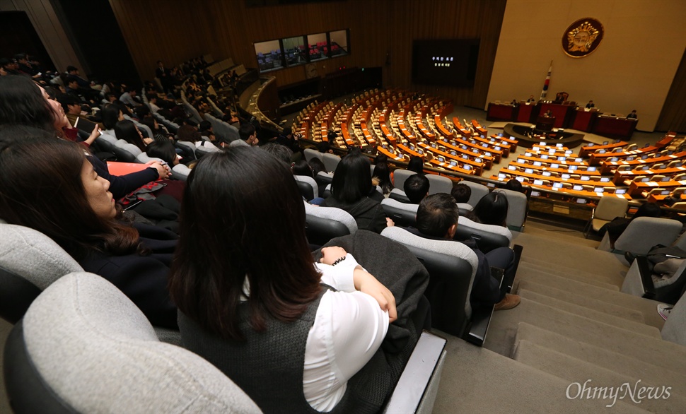 필리버스터 91시간 돌파...방청석 '북적' 27일 오후2시 현재 국회 본회의장에서 테러방지법 처리를 막기 위한 야당의 무제한 토론(필리버스터)이 91시간을 돌파한 가운데, 휴일을 맞은 시민들이 방청석을 가득 채우고 있다. 반면 아래 의원석은 거의 비어 대조를 이루고 있다. 