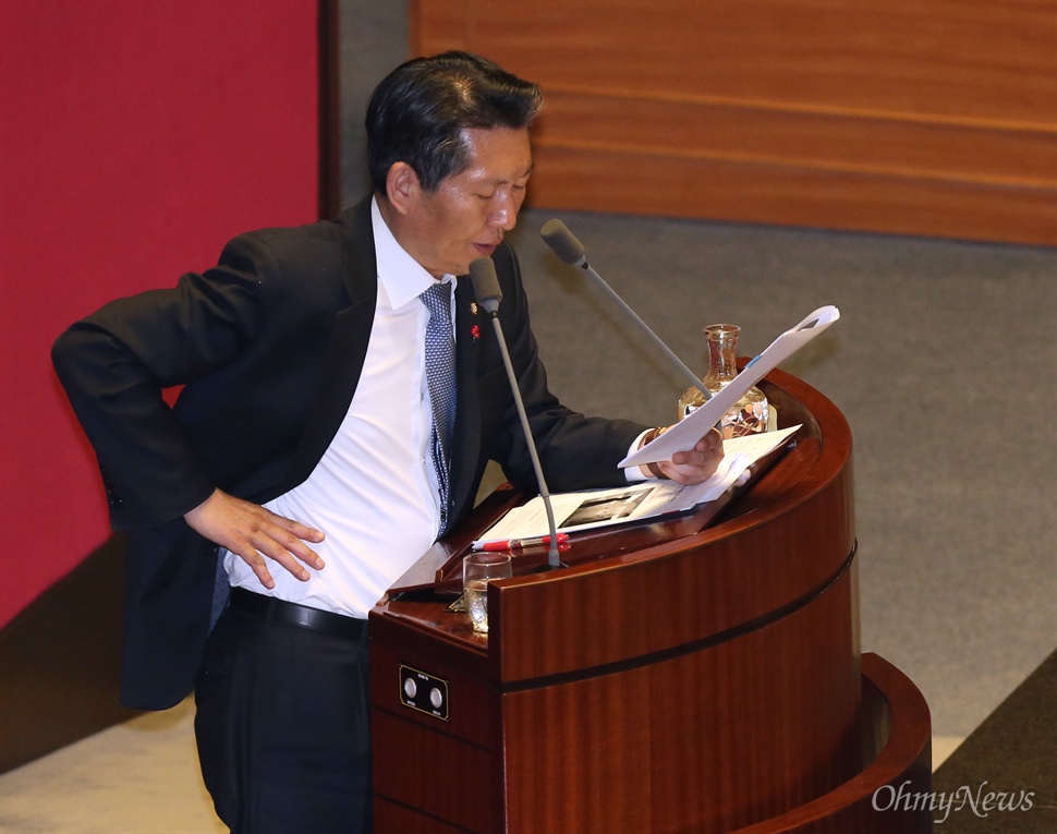 '은수미 10시간 18분' 기록 경신한 정청래 테러방지법 처리를 막기 위해 국회 본회의장에서 필리버스터를 진행중인 정청래 더불어민주당 의원이 27일 오후3시 은수미 의원의 10시간18분 기록을 넘겨 신기록 달성했다. 장시간 토론으로 지친 정 의원이 허리를 짚어가며 통증을 참고 있다. 