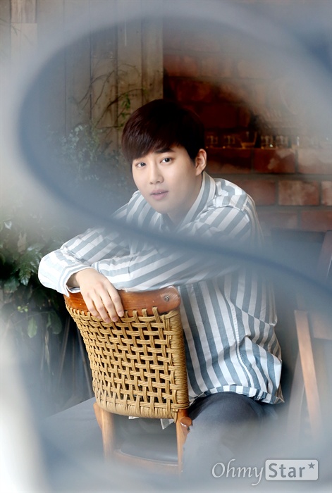  영화 <글로리데이>에서 상우 역의 배우 김준면(엑소 수호)가 24일 오전 서울 삼청동의 한 카페에서 포즈를 취하고 있다.