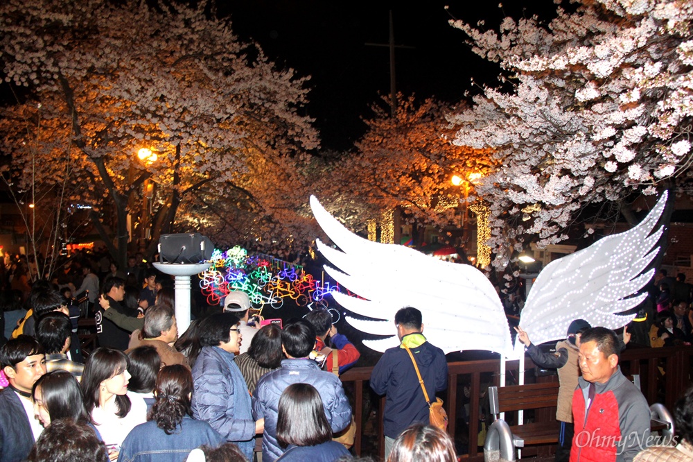  1일 밤 진해 여좌천에 많은 관광객들이 벚꽃 야경을 구경하기 위해 몰려들었다.