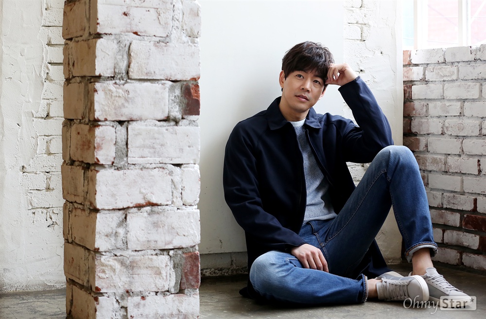  영화 <날, 보러와요>에서 시사프로그램 PD 나남수 역의 배우 이상윤이 31일 오후 서울 팔판동의 한 카페에서 포즈를 취하고 있다.