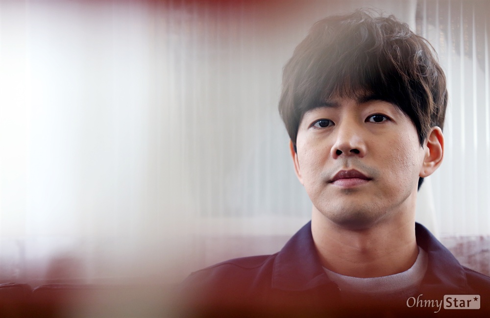  영화 <날, 보러와요>에서 시사프로그램 PD 나남수 역의 배우 이상윤이 31일 오후 서울 팔판동의 한 카페에서 포즈를 취하고 있다.