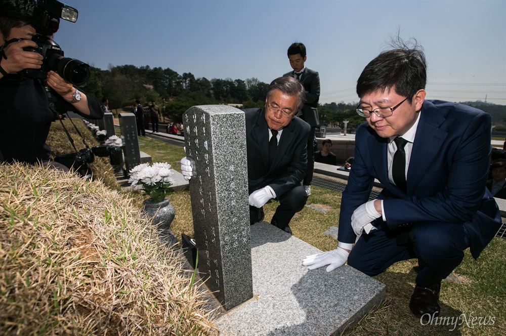  더불어민주당 문재인 전 대표가  김홍걸 국민통합위원장과 함께 8일 오전 광주 5.18민주묘지를 방문해 열사들의 묘소를 참배하고 있다. 