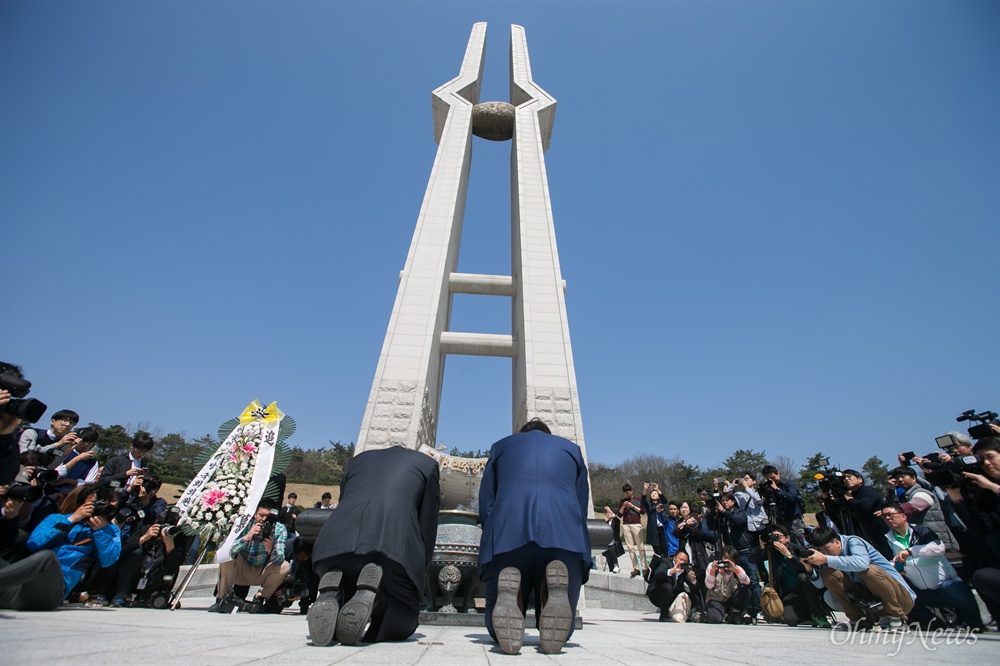  더불어민주당 문재인 전 대표가  김홍걸 국민통합위원장과 함께 8일 오전 광주 북구 국립5.18민주묘지를 찾아 참배를 하던 중 무릎을 꿇고 있다.