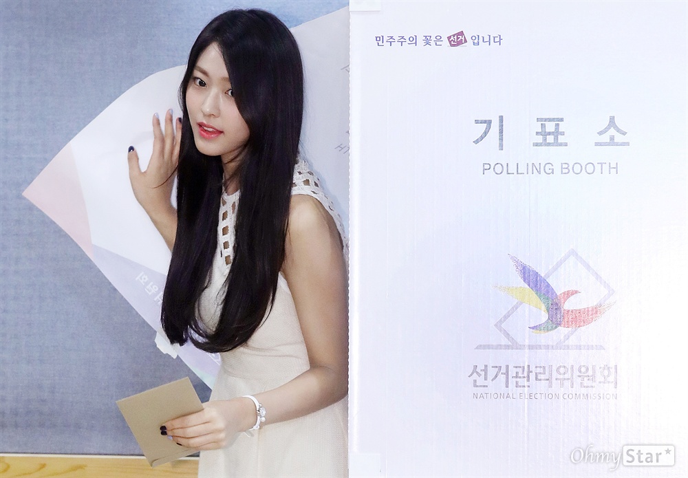 설현, 사전투표하는 천사! 제20대 국회의원 선거 홍보대사인 걸그룹 AOA의 설현이 8일 오후 서울 청담동주민센터에 마련된 사전투표소에서 투표를 하고 있다.