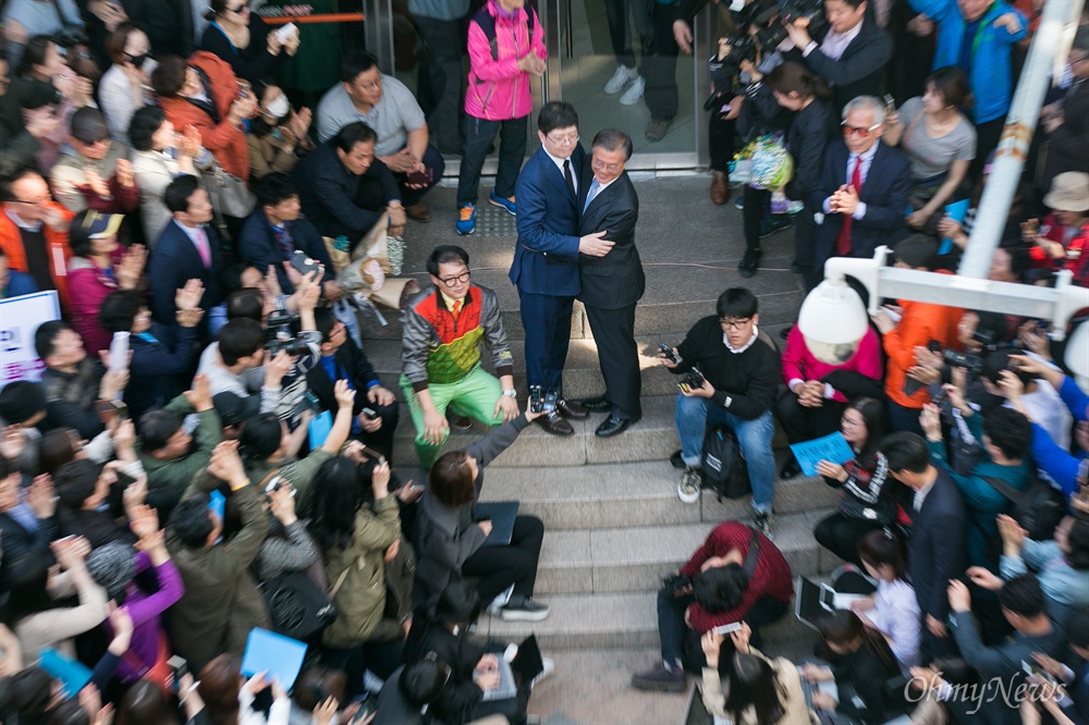  더불어민주당 문재인 전 대표가 8일 오후 광주 충장로 우체국 앞에서 '시민들에게 드리는 글'을 발표한 뒤 김홍걸 국민통합위원장과 포옹하고 있다.