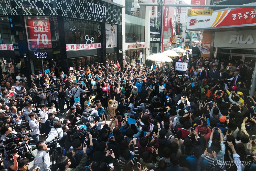  더불어민주당 문재인 전 대표가  김홍걸 국민통합위원장과 함께 8일 오후 광주 충장로 우체국 앞에서 지지를 호소하는 '시민들에게 드리는 글'을 발표하고 있다. 