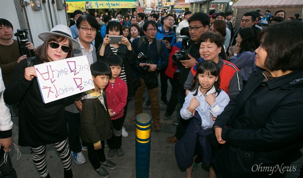  더불어민주당 문재인 전 대표가 8일 오후 광주 광산구 월곡시장을 방문하자 지지자들이 손피켓을 들고 인사를 하기 위해 기다리고 있다. 
