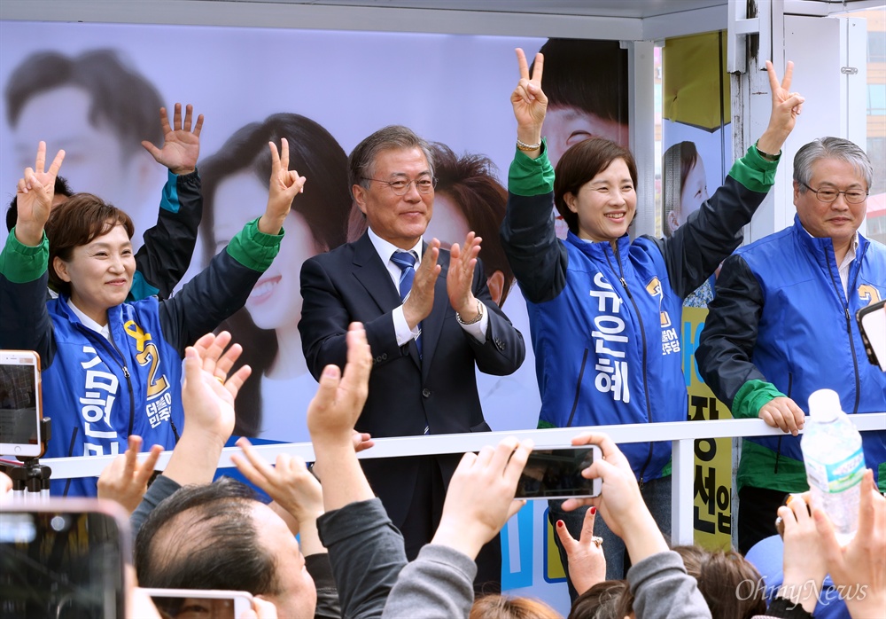 김현미-유은혜 후보 지원나선 문재인 더불어민주당 문재인 전 대표가 10일 오후 경기 고양시 일산동구 미관광장 앞에서 유은혜(고양병), 김현미(고양정) 후보 지원 유세를 하고 있다.