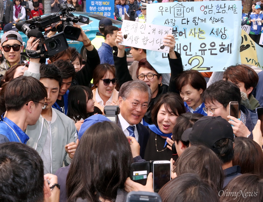 문재인 환영하는 시민들 더불어민주당 문재인 전 대표가 유은혜(고양병), 김현미(고양정) 후보 지원 유세를 위해 10일 오후 경기 고양시 일산동구 미관광장 앞에 도착하자 시민들이 환호하고 있다. 